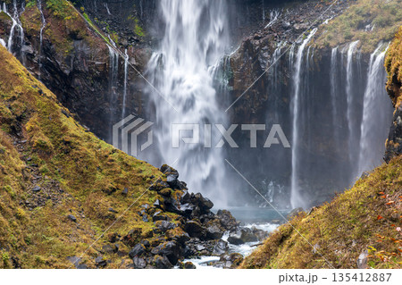 栃木県日光市中宮祠　華厳滝周辺の風景 135412887