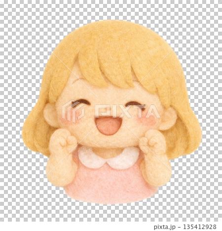 【人物】フェルト風の笑顔の金髪の女の子のイラスト 135412928