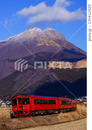 降雪した由布岳と特急ゆふ 135412929