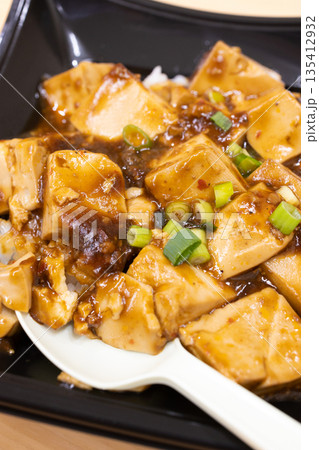 おいしい麻婆丼弁当 135412932