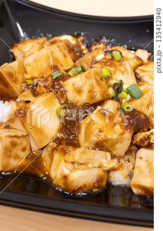 おいしい麻婆丼弁当 135412940