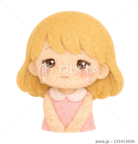 【人物】フェルト風の泣いてる金髪の女の子のイラスト 135413050