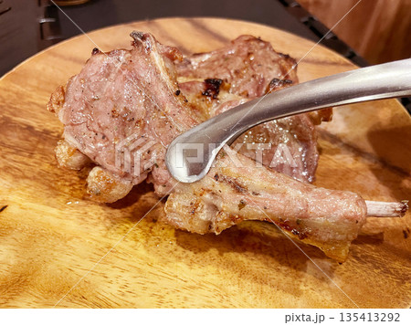 スパイスで仕上げる香ばしいラムチョップステーキ スパイスで仕上げる香ばしいラムチョップステーキ 135413292
