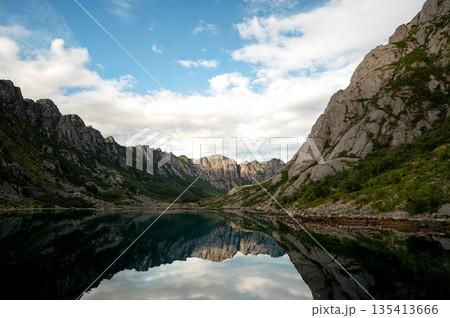 水面に映る山々 135413666