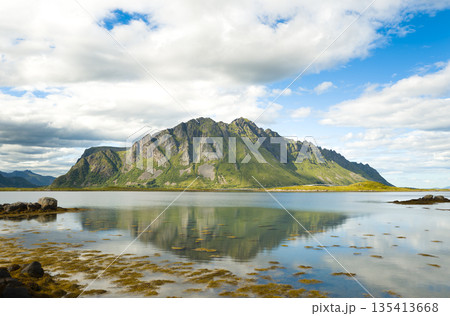 南の島の海岸から見る風景 南の島の海岸から見る風景 135413668