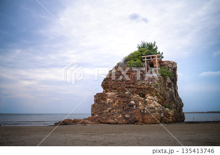海に突き出た岩 135413746