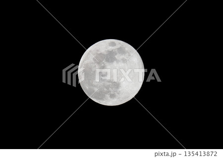 夜空に輝く満月 十五夜や中秋の名月のイメージ素材 夜空に輝く満月 十五夜や中秋の名月のイメージ素材 135413872