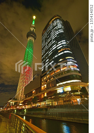 クリスマスカラーのスカイツリー クリスマスカラーのスカイツリー 135414052