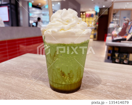 濃厚抹茶シェイク 抹茶ミルクセーキ 緑茶フレーバーのドリンク 濃厚抹茶シェイク 抹茶ミルクセーキ 緑茶フレーバーのドリンク 135414079