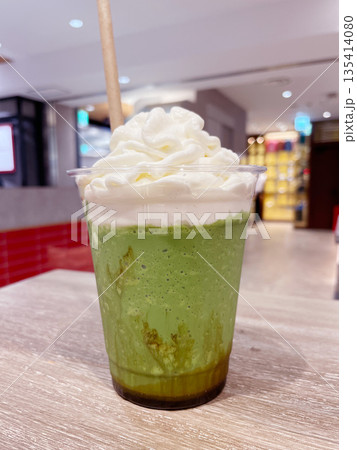 濃厚抹茶シェイク 抹茶ミルクセーキ 緑茶フレーバーのドリンク 135414080