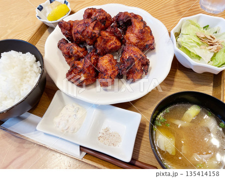 若鶏の唐揚げ ジューシーな鶏もも肉のから揚げ 若鶏の唐揚げ ジューシーな鶏もも肉のから揚げ 135414158