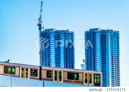 日本の東京都市景観汐留のゆりかもめや建設が進み豊海地区のタワーマンションなどが見えるようになった 135414171