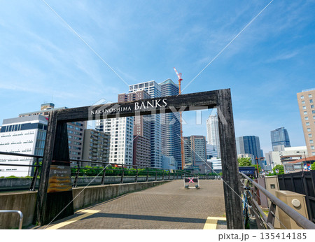 大阪 中之島バンクス 中之島遊歩道から見る高層ビル群 大阪 中之島バンクス 中之島遊歩道から見る高層ビル群 135414185