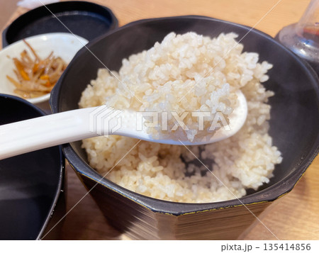 おひつに入った玄米ごはん 135414856