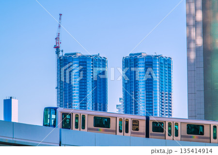 日本の東京都市景観汐留のゆりかもめや建設が進み見えるようになった豊海地区のタワーマンション 135414914