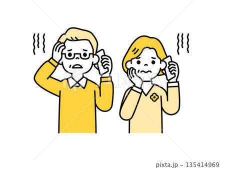 スマホで話しながら心配そうな顔をする、高齢の男性と女性・老夫婦のベクターイラスト素材セット 135414969
