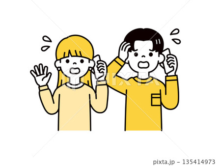 慌てた様子でスマートフォンで通話する、若い男性と女性のシンプルなベクターイラスト素材セット 135414973