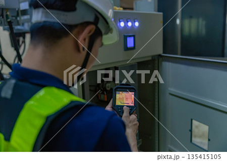 Inspector examination of photovoltaic modules using a thermal imaging camera. 135415105