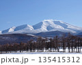冬の北海道にそびえ立つ雪化粧した壮大な斜里岳 135415312