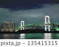 ライトアップされたレインボーブリッジと東京湾の夜景 135415315