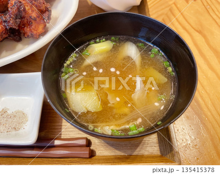 定食の味噌汁 豆腐とネギの和食定番みそ汁 定食の味噌汁 豆腐とネギの和食定番みそ汁 135415378