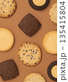 茶色背景上のクッキー 茶色背景上のクッキー 135415804
