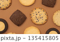 茶色背景上のクッキー 茶色背景上のクッキー 135415805