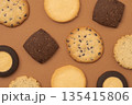 茶色背景上のクッキー 茶色背景上のクッキー 135415806