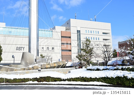 雪を纏った大垣駅（おおがきえき）東海道本線 135415811