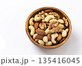 木の椀に盛ったミックスナッツ 135416045