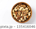 木の椀に盛ったミックスナッツ 135416046