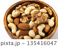 木の椀に盛ったミックスナッツ 135416047