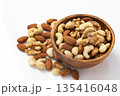 木の椀に盛ったミックスナッツ 135416048