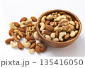 木の椀に盛ったミックスナッツ 135416050