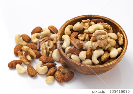 木の椀に盛ったミックスナッツ 135416050