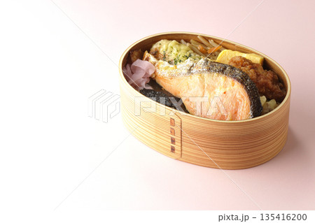ちくわ天、唐揚げ、焼きシャケ、海苔弁 ちくわ天、唐揚げ、焼きシャケ、海苔弁 135416200