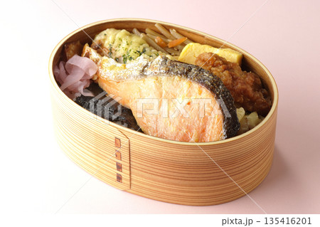 ちくわ天、唐揚げ、焼きシャケ、海苔弁 135416201
