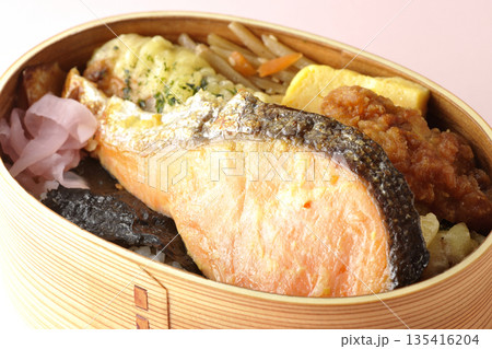 ちくわ天、唐揚げ、焼きシャケ、海苔弁 ちくわ天、唐揚げ、焼きシャケ、海苔弁 135416204