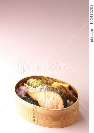 ちくわ天、唐揚げ、焼きシャケ、海苔弁 ちくわ天、唐揚げ、焼きシャケ、海苔弁 135416208