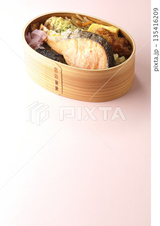 ちくわ天、唐揚げ、焼きシャケ、海苔弁 ちくわ天、唐揚げ、焼きシャケ、海苔弁 135416209