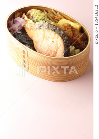 ちくわ天、唐揚げ、焼きシャケ、海苔弁 135416212