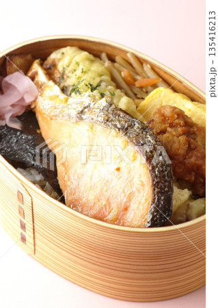 ちくわ天、唐揚げ、焼きシャケ、海苔弁 135416213