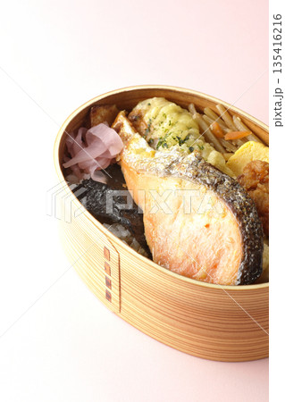 ちくわ天、唐揚げ、焼きシャケ、海苔弁 ちくわ天、唐揚げ、焼きシャケ、海苔弁 135416216