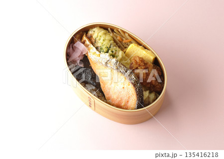 ちくわ天、唐揚げ、焼きシャケ、海苔弁 ちくわ天、唐揚げ、焼きシャケ、海苔弁 135416218