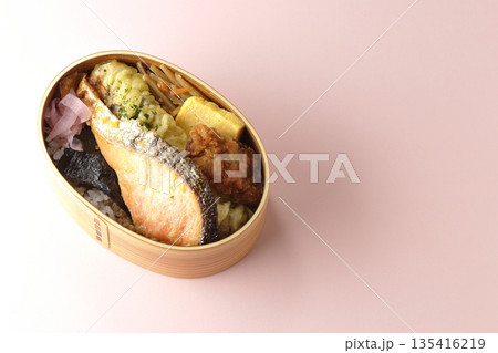 ちくわ天、唐揚げ、焼きシャケ、海苔弁 ちくわ天、唐揚げ、焼きシャケ、海苔弁 135416219