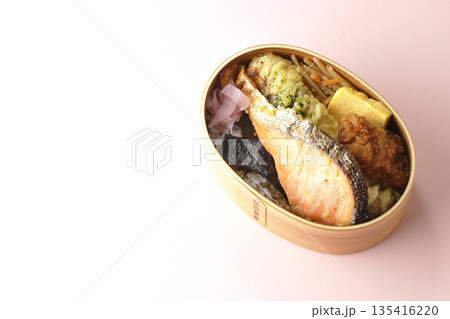 ちくわ天、唐揚げ、焼きシャケ、海苔弁 135416220