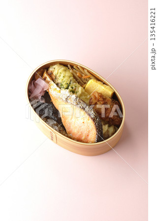 ちくわ天、唐揚げ、焼きシャケ、海苔弁 135416221