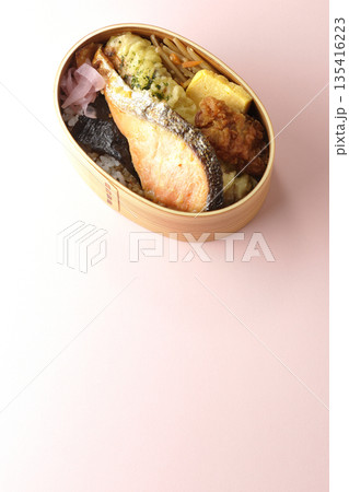 ちくわ天、唐揚げ、焼きシャケ、海苔弁 135416223