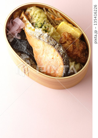 ちくわ天、唐揚げ、焼きシャケ、海苔弁 135416226