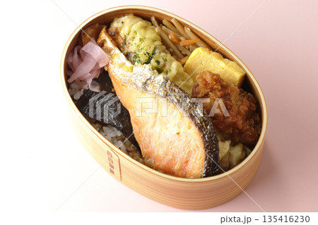 ちくわ天、唐揚げ、焼きシャケ、海苔弁 ちくわ天、唐揚げ、焼きシャケ、海苔弁 135416230